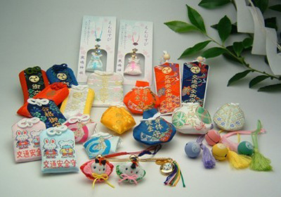 日本寺庙神社里的祈愿小物